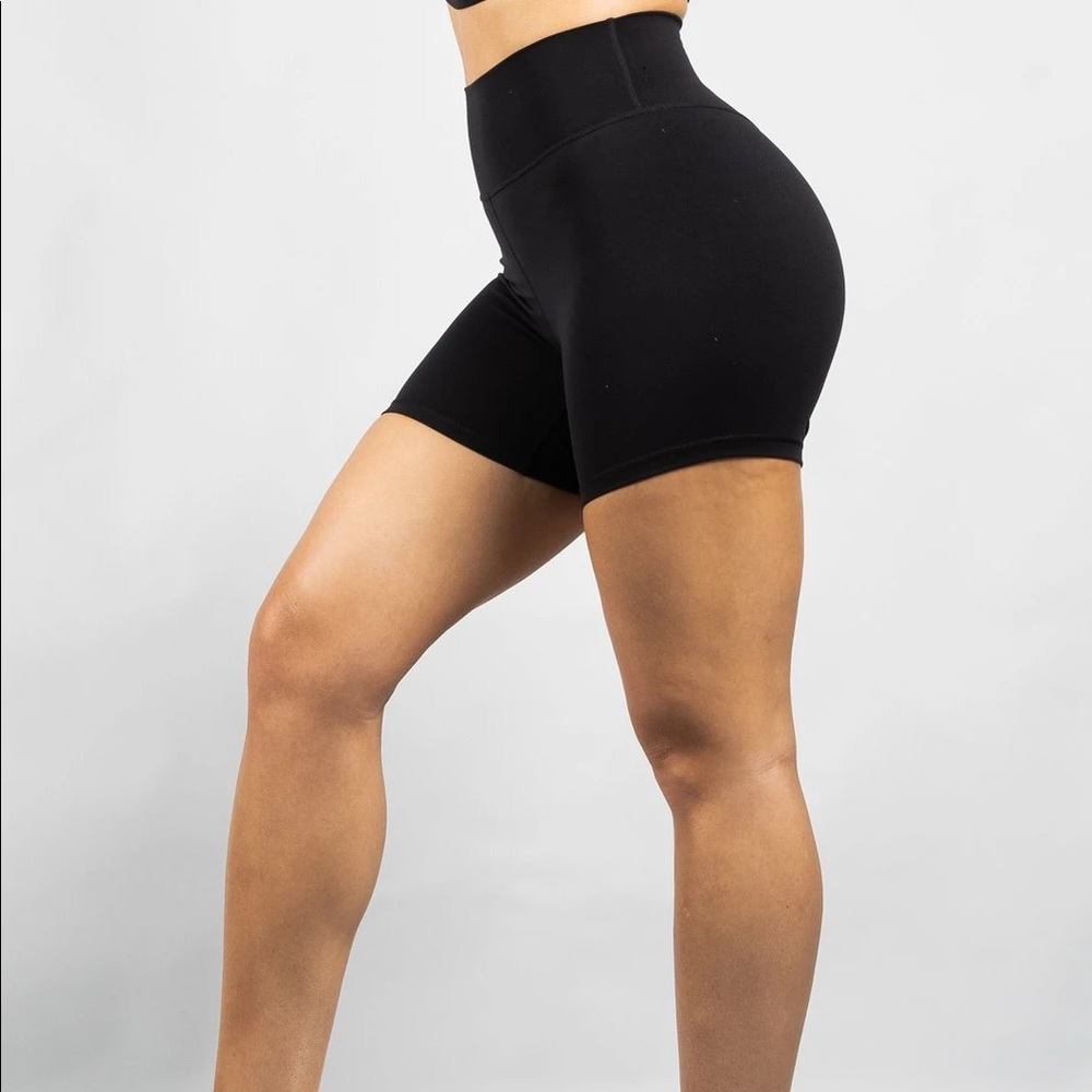 Buff Bunny Live Short in Onyx